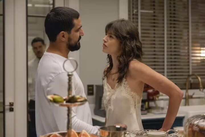 Quem Ama Cuida: Ingrid seduz Heitor, os dois se beijam e Iuri flagra tudo