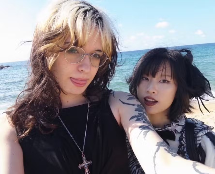 Filha trans de José de Abreu curte viagem romântica com a namorada pela Europa