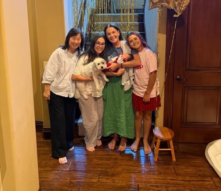 Aos 58 anos, Carolina Ferraz celebra nascimento de primeiro neto: ‘Espalhar que sou vovó’