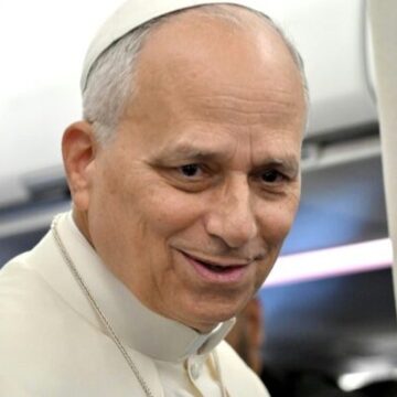 Papa Leão XIV recebe alta após cirurgia para tratar câncer e deve aparecer em público neste domingo (18)