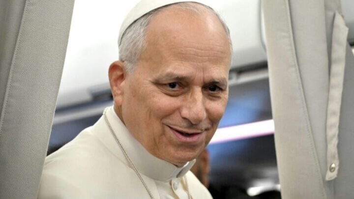 Papa Leão XIV recebe alta após cirurgia para tratar câncer e deve aparecer em público neste domingo (18)
