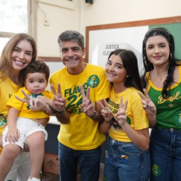 ACM Neto vota ao lado da família em Salvador