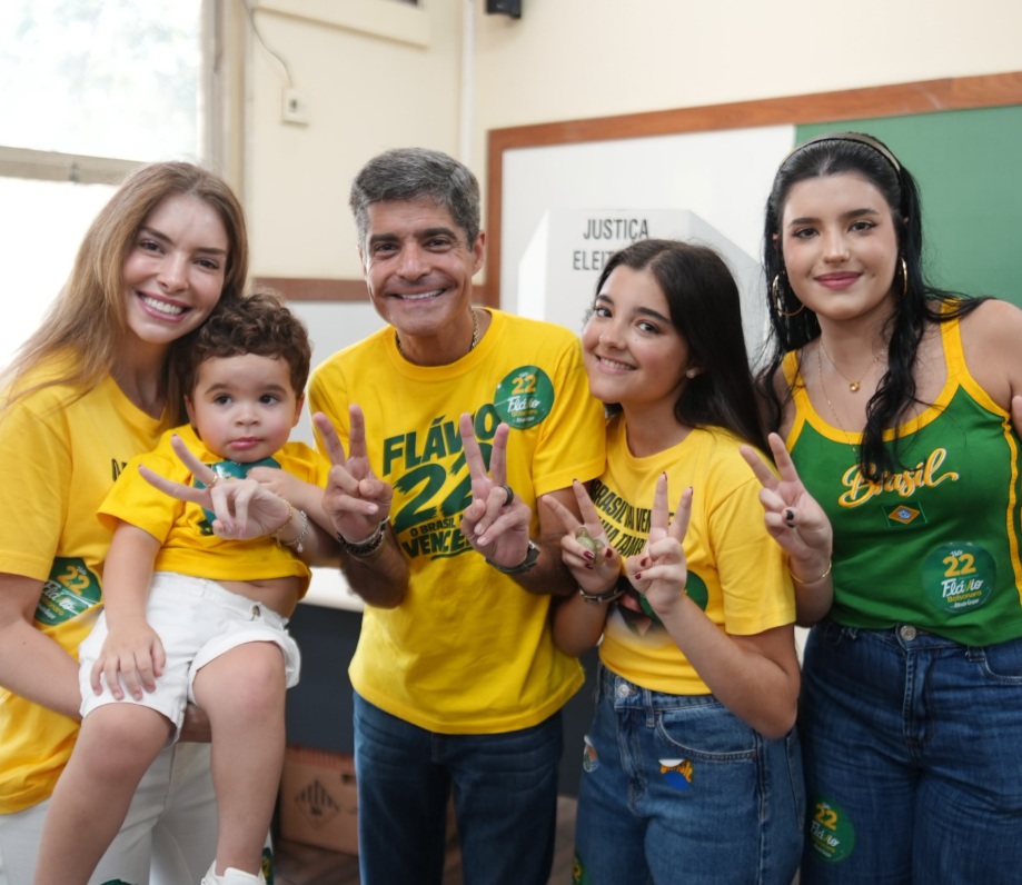 ACM Neto vota ao lado da família em Salvador