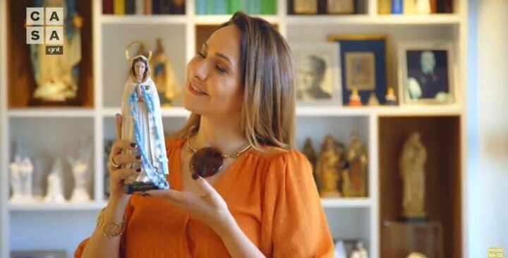 Aos 55 anos, apresentadora da Globo monta altar na entrada de seu apartamento