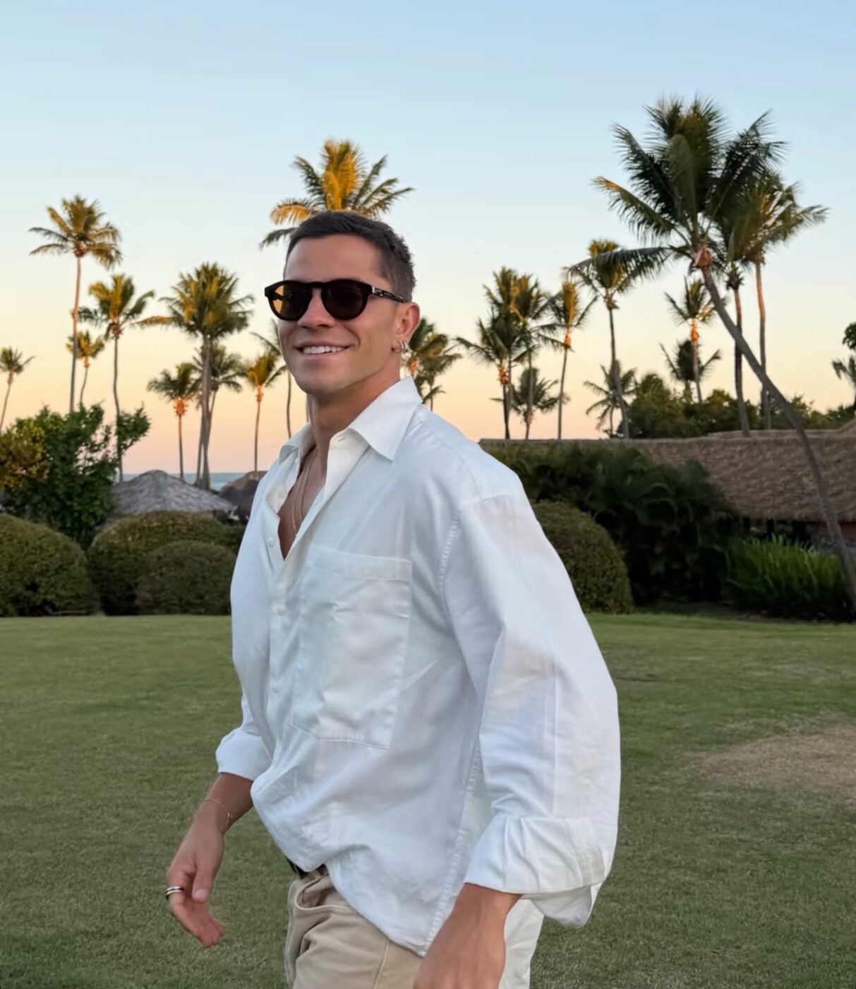 André Lamoglia desembarca em praia na Bahia após festa no MASP