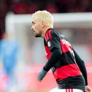 Arrascaeta desabafa após eliminação do Flamengo e cobra postura do time: “Se não dá o máximo, paga caro”