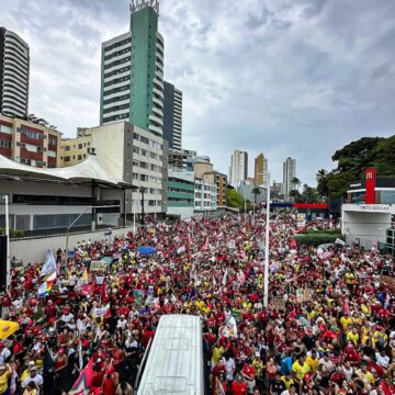 Apoiadores de Lula se reúnem na Barra em ato com Daniela Mercury, Gilberto Gil e outros artistas