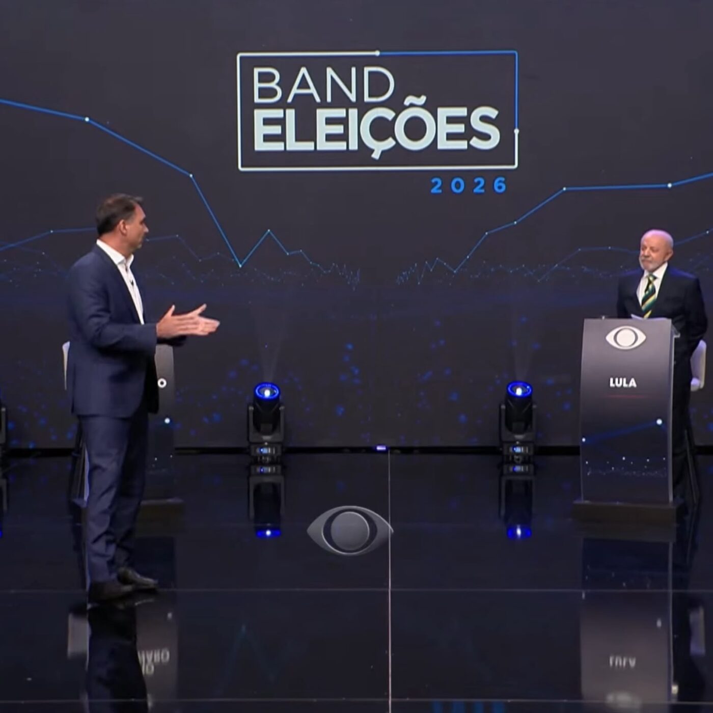 Lula e Flávio Bolsonaro se enfrentam pela primeira vez em debate na TV desde o início da campanha