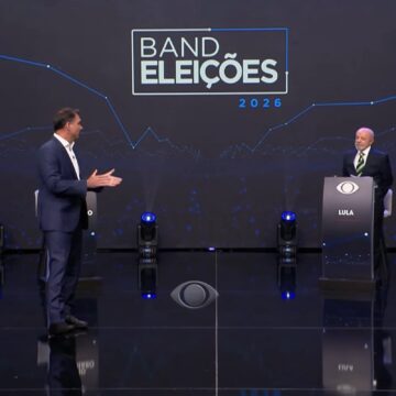 Lula e Flávio Bolsonaro se enfrentam pela primeira vez em debate na TV desde o início da campanha