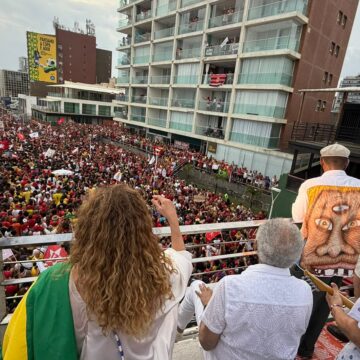 BaianaSystem se apresenta na Barra durante ‘Ato pela Democracia’
