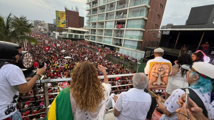 BaianaSystem se apresenta na Barra durante ‘Ato pela Democracia’
