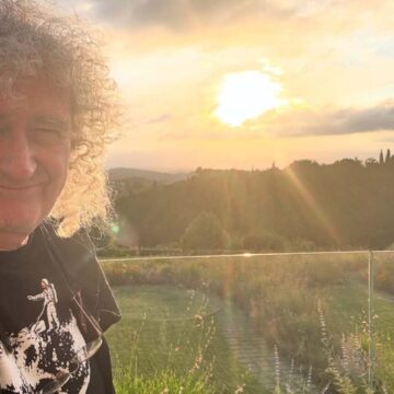 Aos 79 anos, guitarrista do Queen transforma área agrícola em refúgio para mais de 100 mil árvores e animais