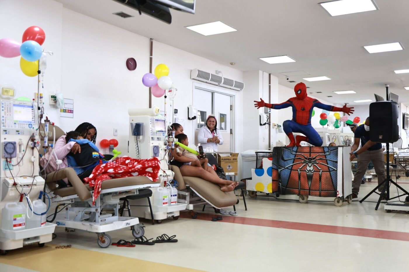 Homem-Aranha e Venom: Guarda Municipal leva personagens a hospital para fazer a alegria de crianças