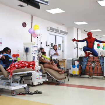 Homem-Aranha e Venom: Guarda Municipal leva personagens a hospital para fazer a alegria de crianças