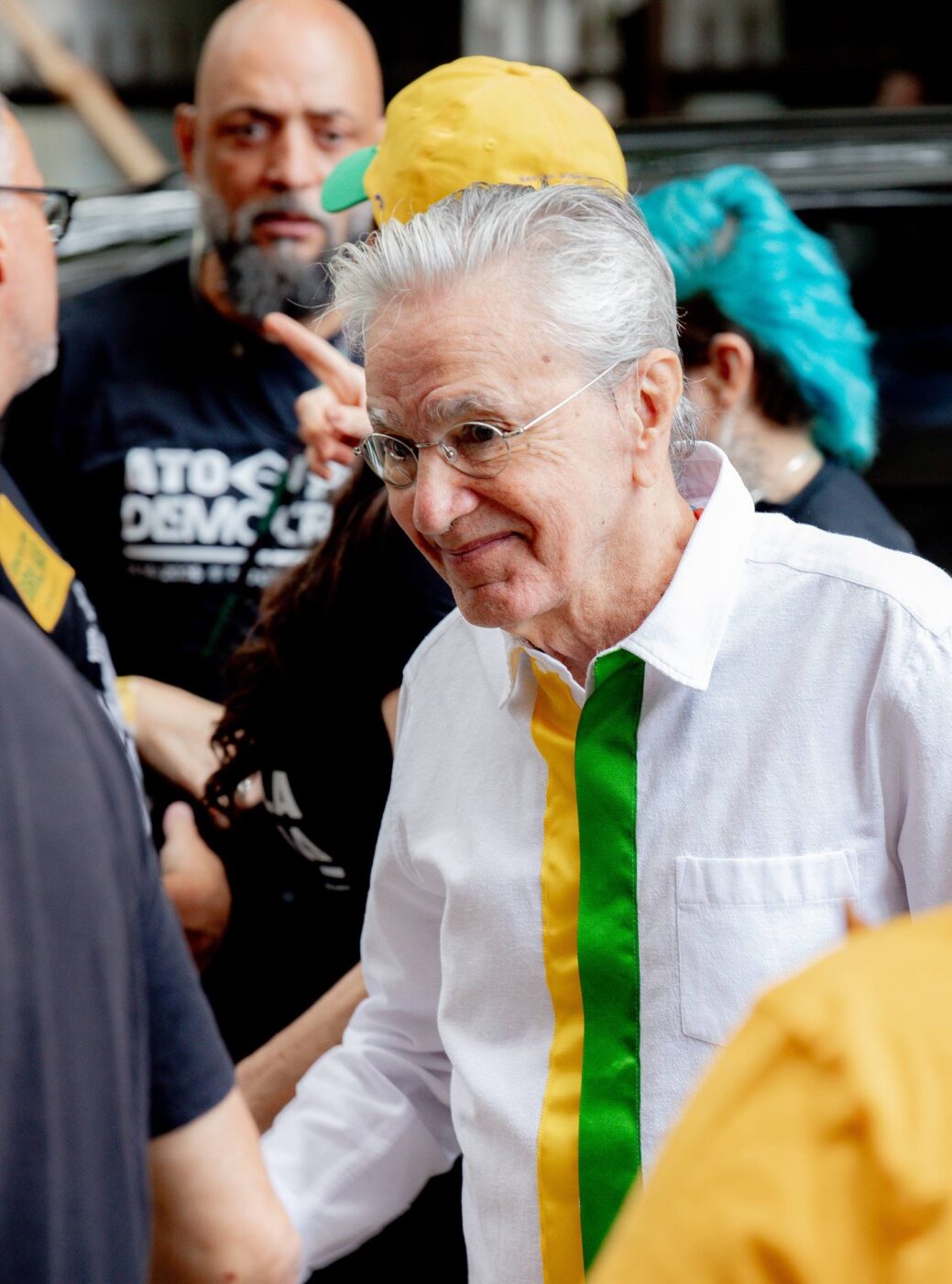 Caetano Veloso participa de Ato Pela Democracia em Copacabana
