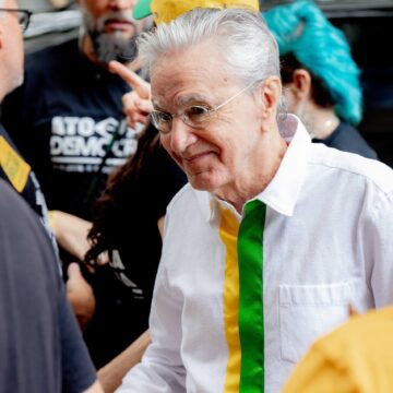 Caetano Veloso participa de Ato Pela Democracia em Copacabana