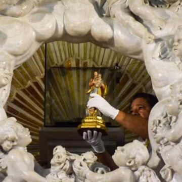 Após 16 dias, imagem original de Nossa Senhora de Nazaré retorna ao Glória e emociona fiéis