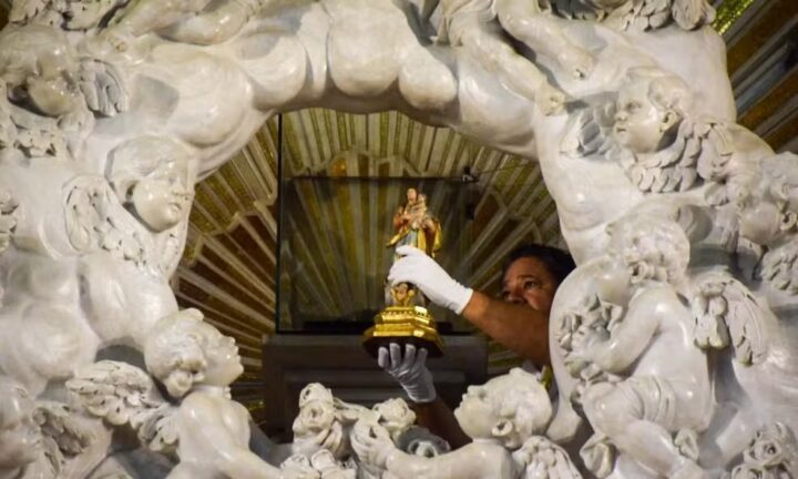Após 16 dias, imagem original de Nossa Senhora de Nazaré retorna ao Glória e emociona fiéis