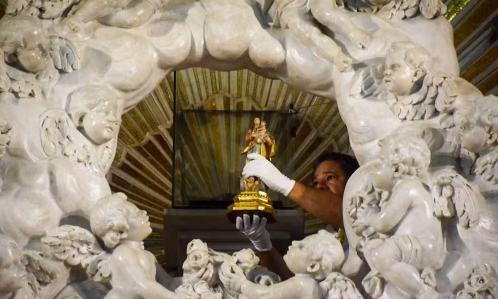 Após 16 dias, imagem original de Nossa Senhora de Nazaré retorna ao Glória e emociona fiéis