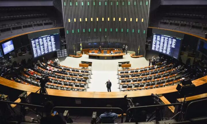 Quem são e de onde são os 50 deputados federais mais votados do Brasil