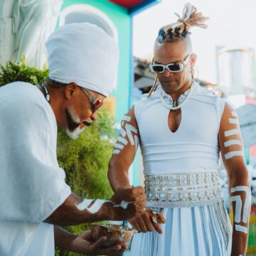 Buja Ferreira completa 42 anos e ganha homenagem de Carlinhos Brown