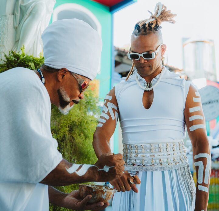 Buja Ferreira completa 42 anos e ganha homenagem de Carlinhos Brown