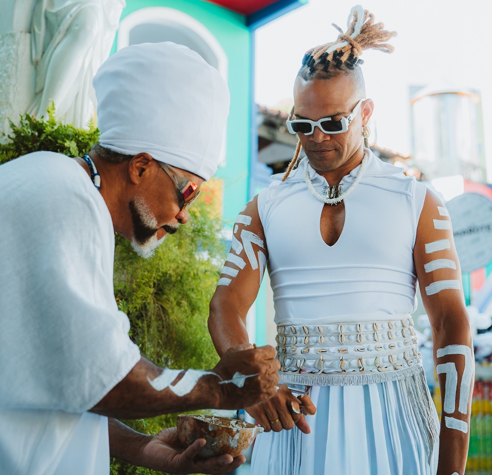 Buja Ferreira completa 42 anos e ganha homenagem de Carlinhos Brown