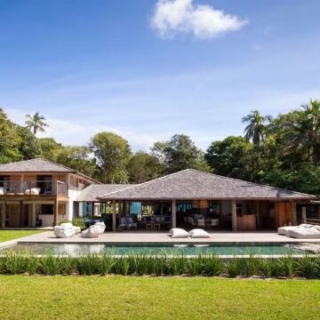 Casa de praia de 1.000 m² construída do zero em Trancoso ganha destaque em revista de arquitetura e decoração; veja fotos