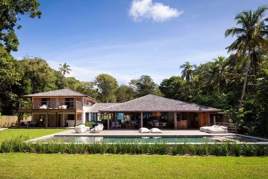 Casa de praia de 1.000 m² construída do zero em Trancoso ganha destaque em revista de arquitetura e decoração; veja fotos