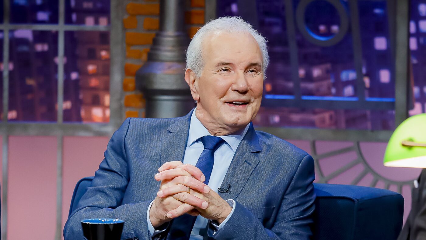 Celso Freitas deixa SBT e anuncia aposentadoria após 56 anos de jornalismo