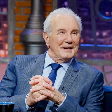 Celso Freitas deixa SBT e anuncia aposentadoria após 56 anos de jornalismo