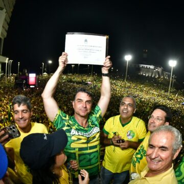 Flávio Bolsonaro recebe Título de Cidadão de Salvador em frente ao Farol da Barra
