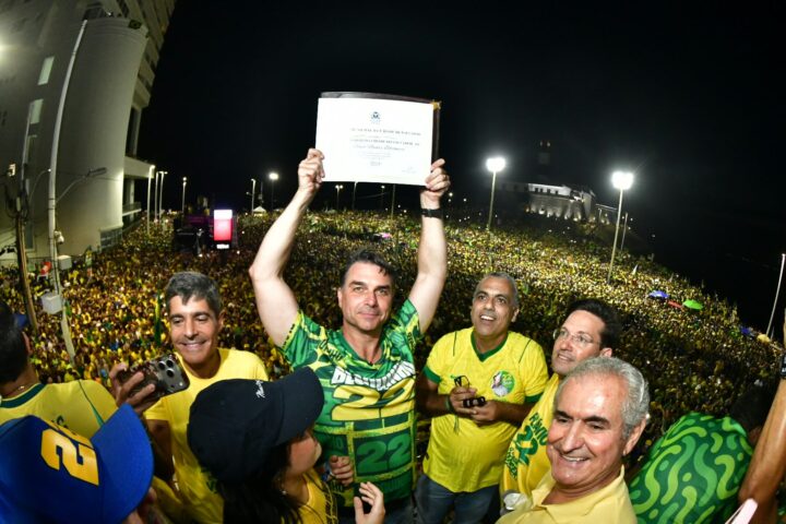 Flávio Bolsonaro recebe Título de Cidadão de Salvador em frente ao Farol da Barra