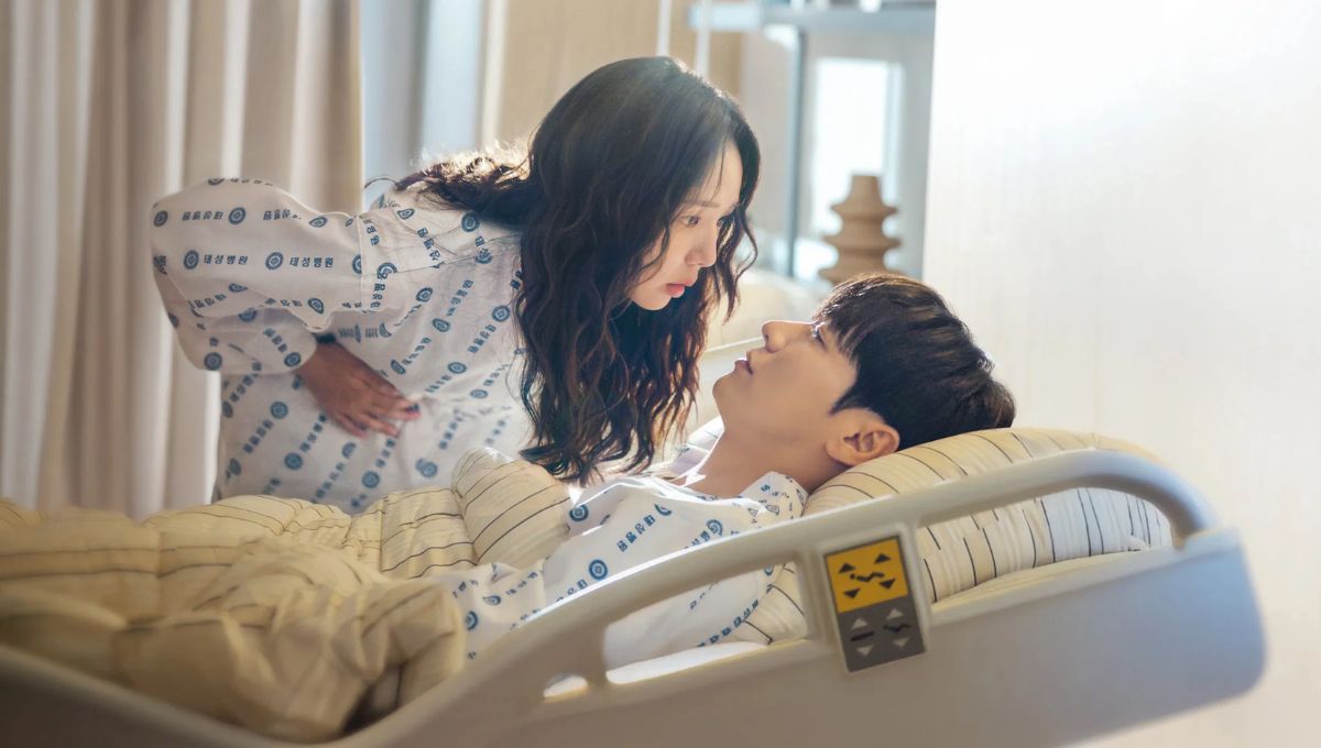 Uma mulher que dá choques e um herdeiro com coração artificial vivem romance improvável na Netflix