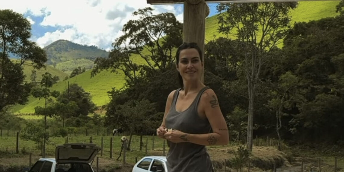 Cleo Pires troca agito da cidade por refúgio nas montanhas onde dedica tempo aos animais