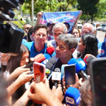 ACM Neto vota em Salvador e diz acreditar em vitória no primeiro turno