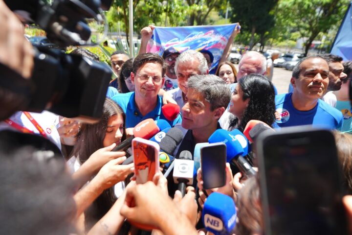ACM Neto vota em Salvador e diz acreditar em vitória no primeiro turno