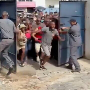 Eleitores saem correndo em abertura no maior local de votação em Salvador; veja vídeo