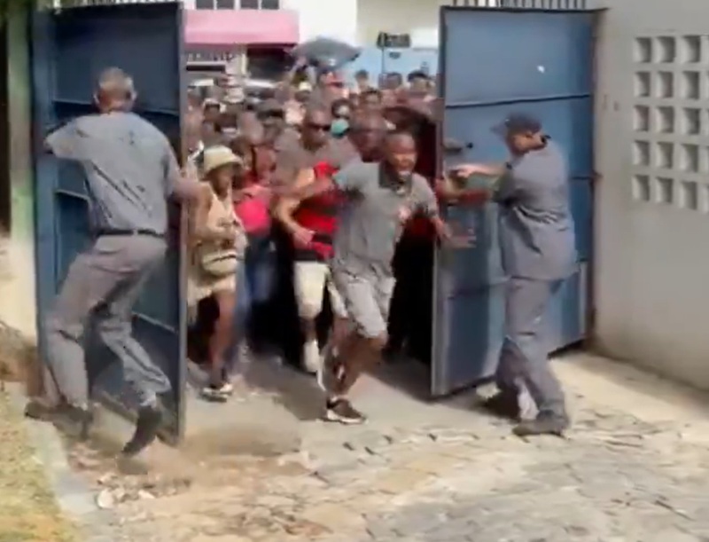 Eleitores saem correndo após abertura dos portões no maior local de votação da Bahia; veja vídeo