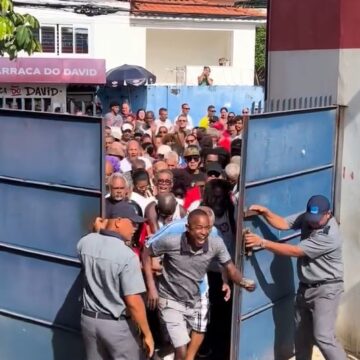 Festa da democracia! Eleitores mantêm tradição e entram correndo em colégio eleitoral na Bahia