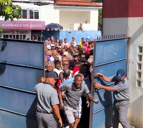 Festa da democracia! Eleitores mantêm tradição e entram correndo em colégio eleitoral na Bahia