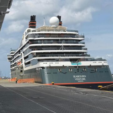 Cruzeiro de luxo, Seabourn Venture atraca em Salvador