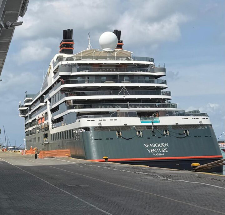 Cruzeiro de luxo, Seabourn Venture atraca em Salvador