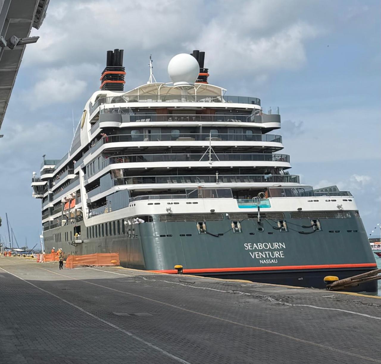 Cruzeiro de luxo, Seabourn Venture atraca em Salvador