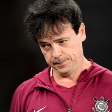 Corinthians demite Fernando Diniz após sete derrotas seguidas e risco de rebaixamento