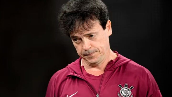 Corinthians demite Fernando Diniz após sete derrotas seguidas e risco de rebaixamento
