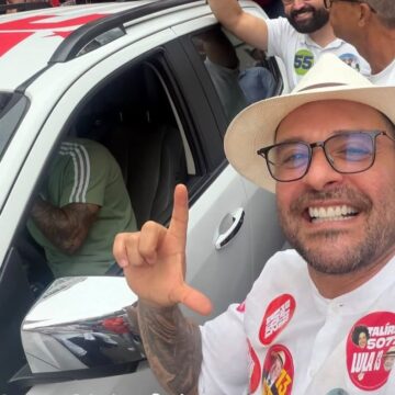 Diogo Nogueira participa de caminhada em apoio a Lula no Rio de Janeiro