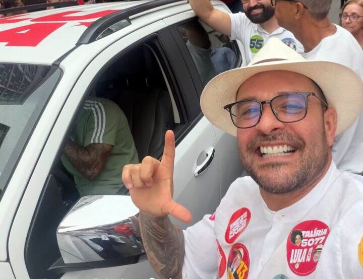 Diogo Nogueira participa de caminhada em apoio a Lula no Rio de Janeiro