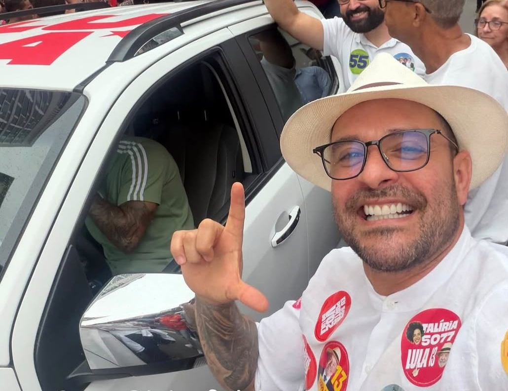 Diogo Nogueira participa de caminhada em apoio a Lula no Rio de Janeiro