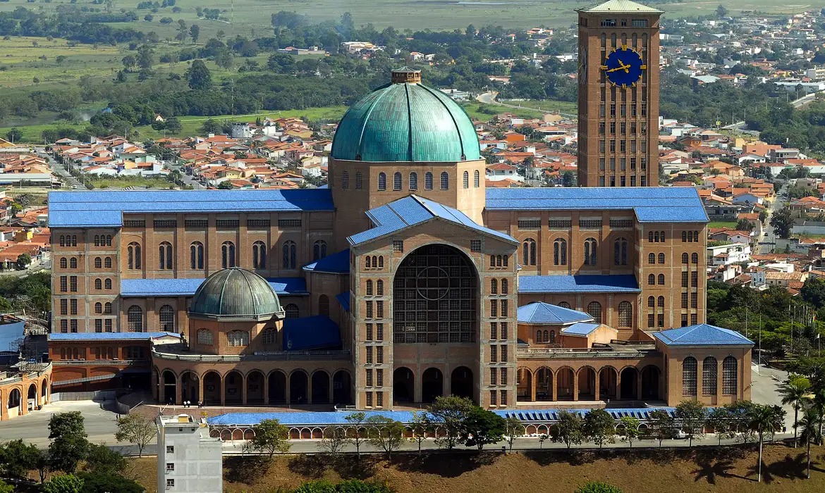 Santuário de Aparecida terá sete missas, procissão e programação especial no Dia da Padroeira
